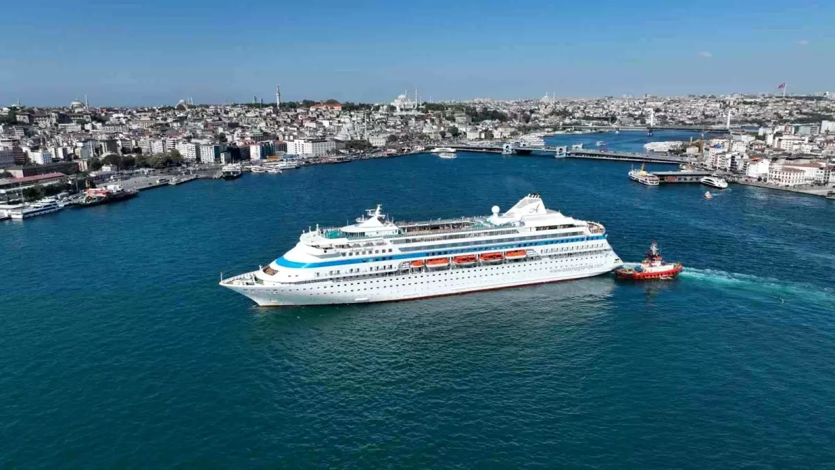 Dev Yolcu Gemisi Astoria Grande İstanbul'a Yanaştı