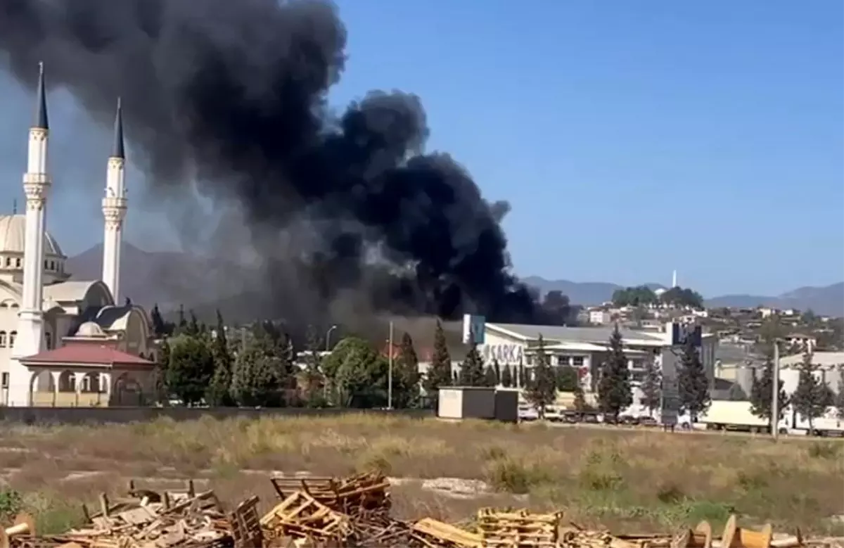 Kahramanmaraş'ta Kağıt Fabrikasında Yangın Çıktı