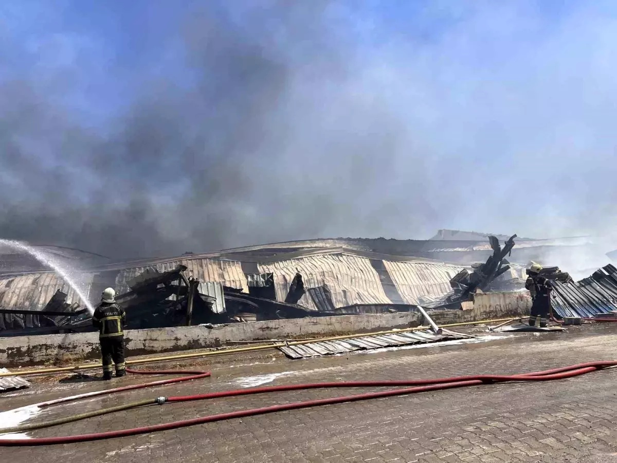Kahramanmaraş'taki Kağıt Fabrikasında Yangın Kontrol Altına Alındı