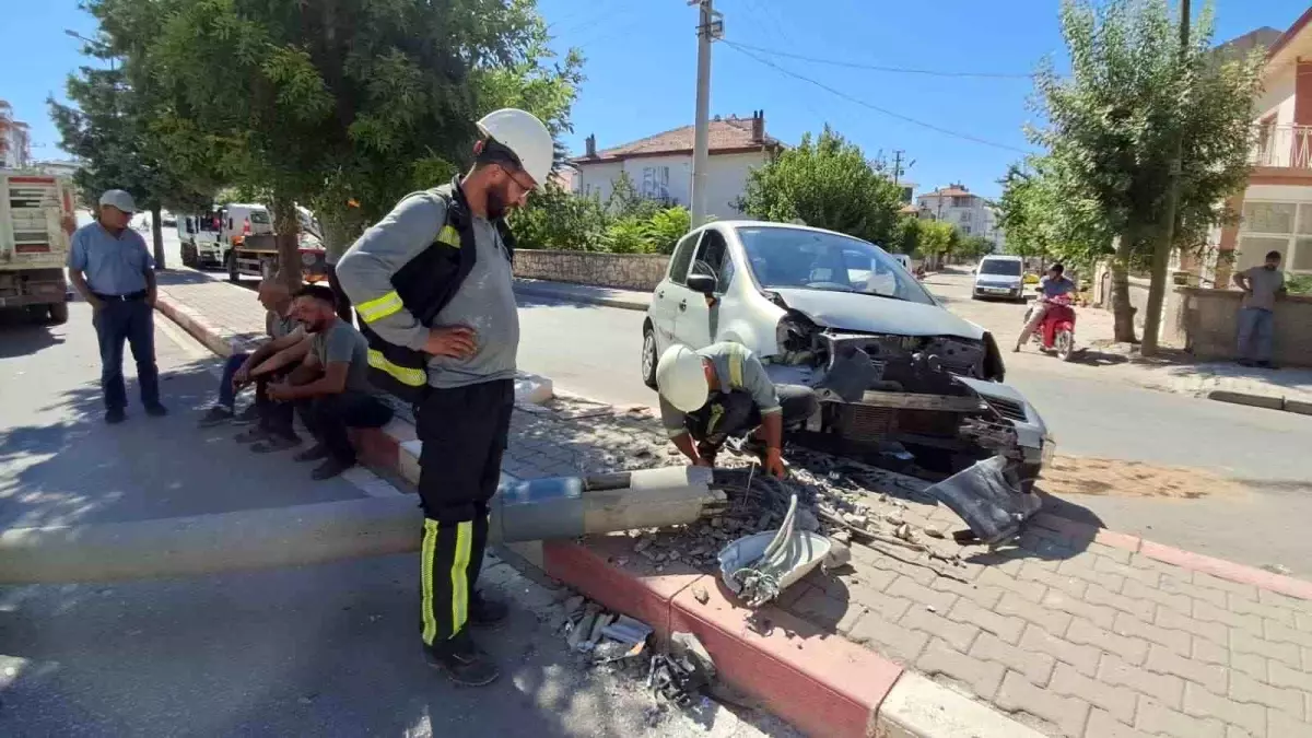 Karaman'da Gurbetçi Kadın Sürücü Kediye Çarpmamak İçin Aydınlatma Direğine Çarptı