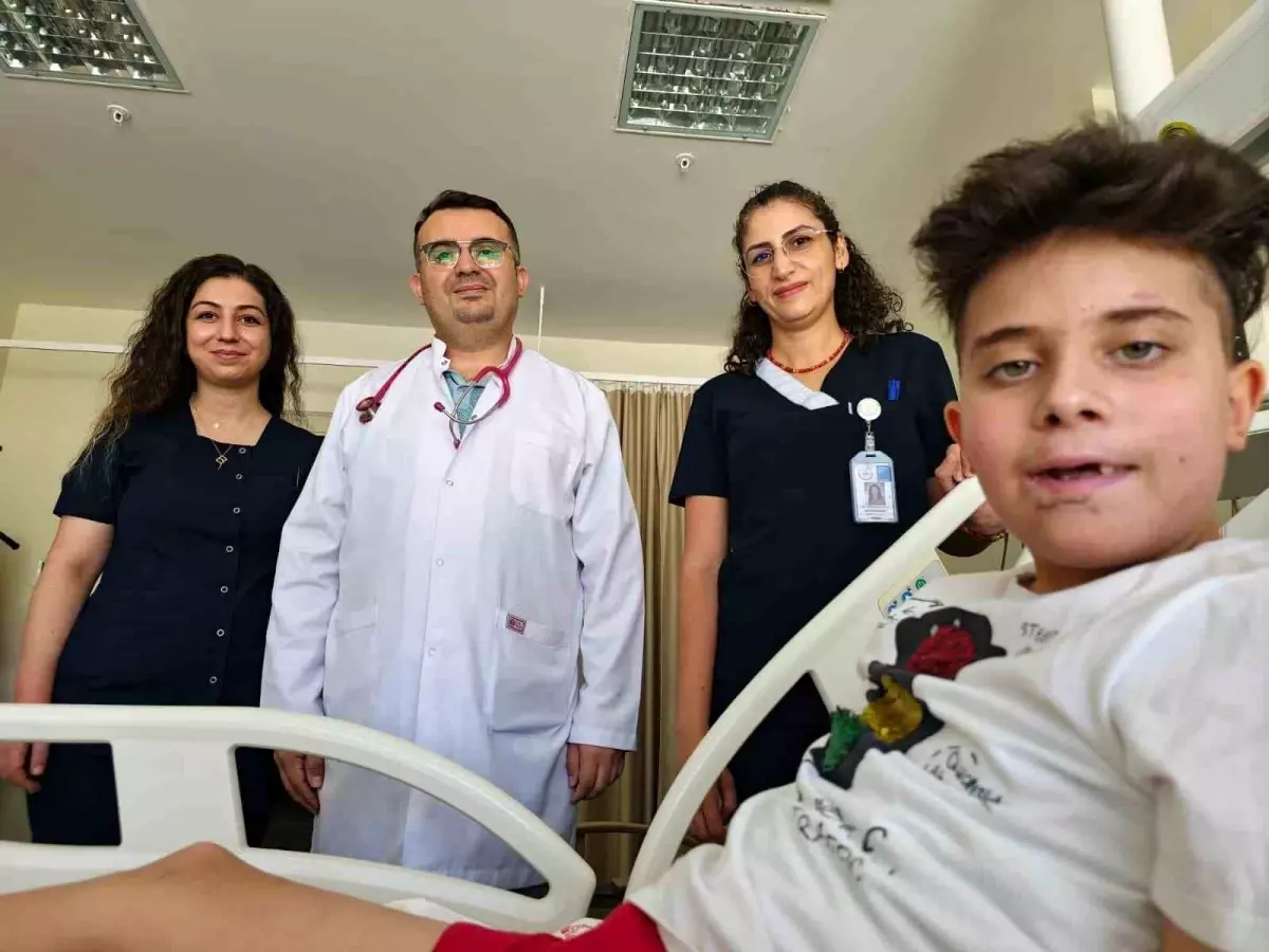 Kayseri'de Trafik Kazasından Kurtulan Çocuk İyileşerek Taburcu Olmayı Bekliyor