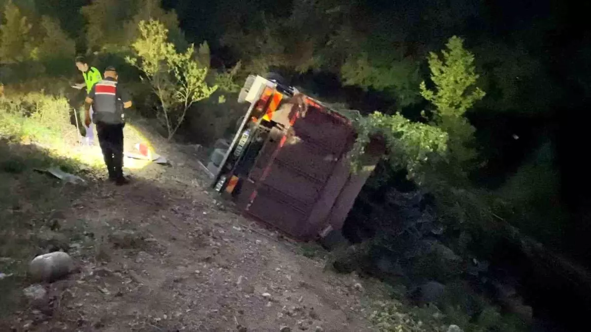 Bursa'da Kamyonun Şarampole Yuvarlanması: 3 Yaralı
