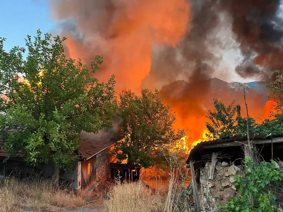 Balıkesir'de Tuhaf Yangın: 15 Ev Kül Oldu