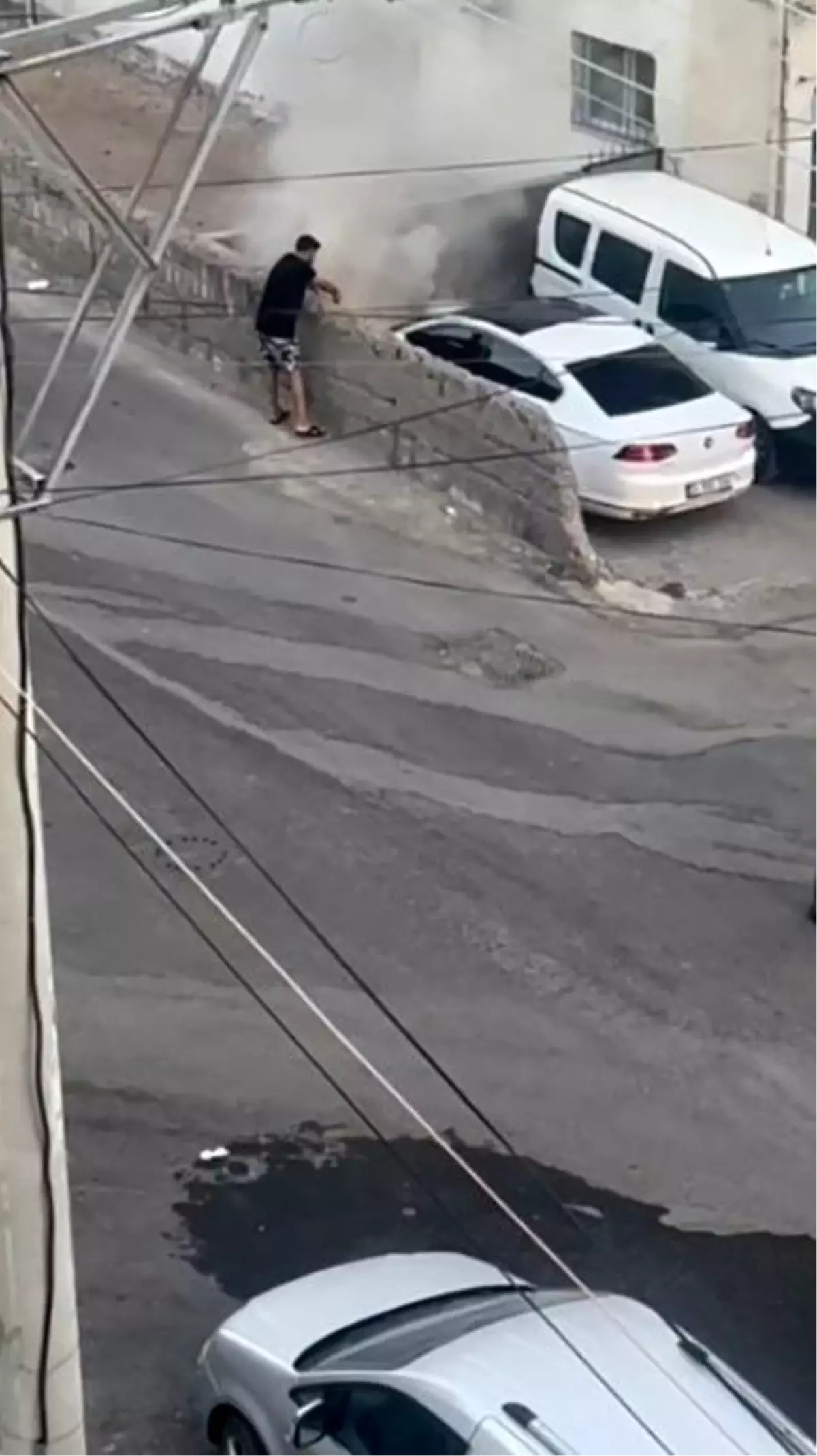 Mardin'de Park Halindeki Otomobilde Yangın Çıktı