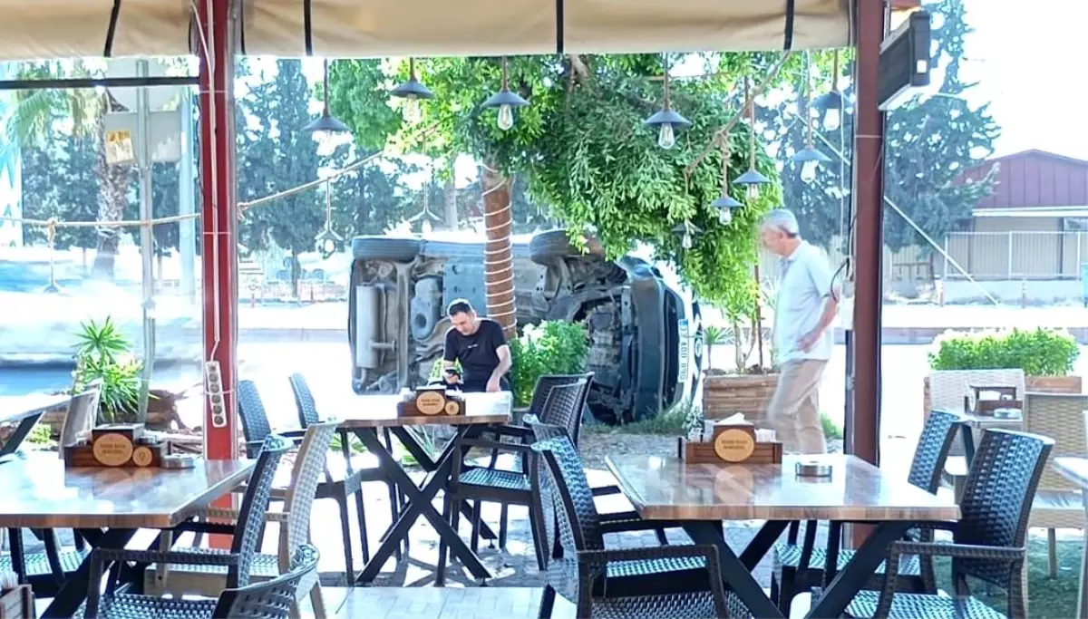 Mersin'de Otomobil Ağaca Çarptı, Sürücü Yaralanmadan Kurtuldu