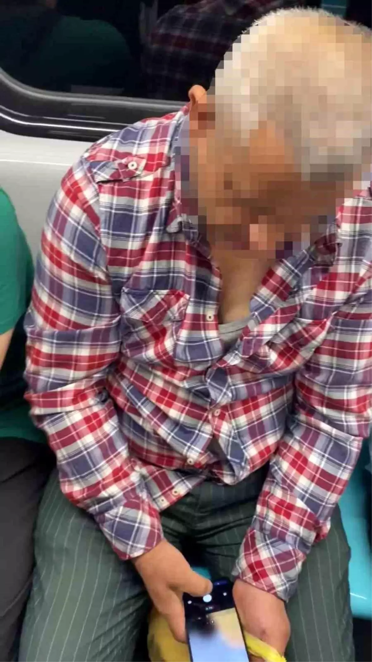 İstanbul Metro'sunda Gizli Fotoğraf Çekme İddiası: Şahıs Gözaltına Alındı
