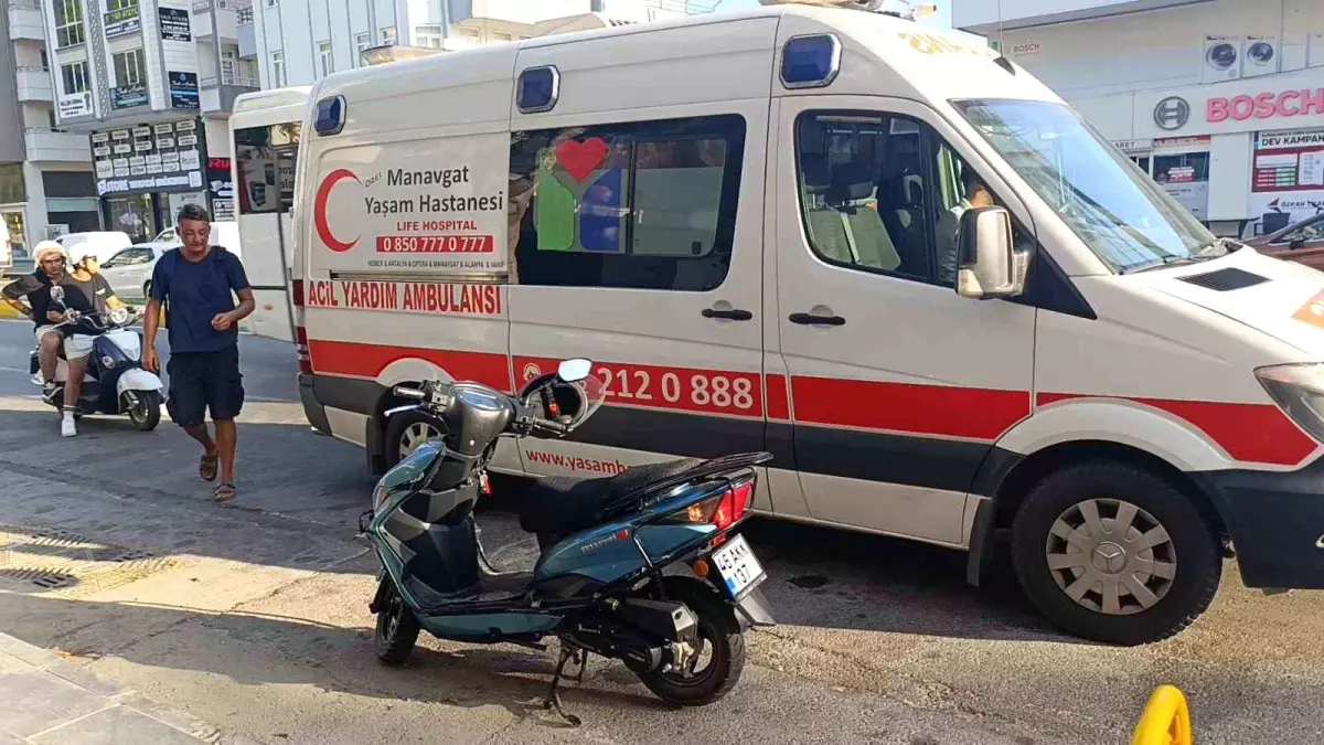 Antalya'da Motorlu Bisikletin Kaza Anı Güvenlik Kamerasında