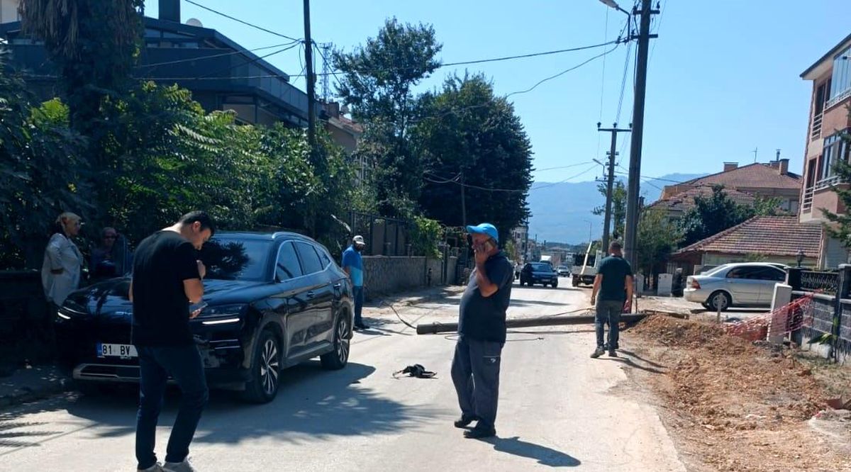 Düzce'de Seyir Halindeki Araca Ahşap Telefon Direği Devrildi