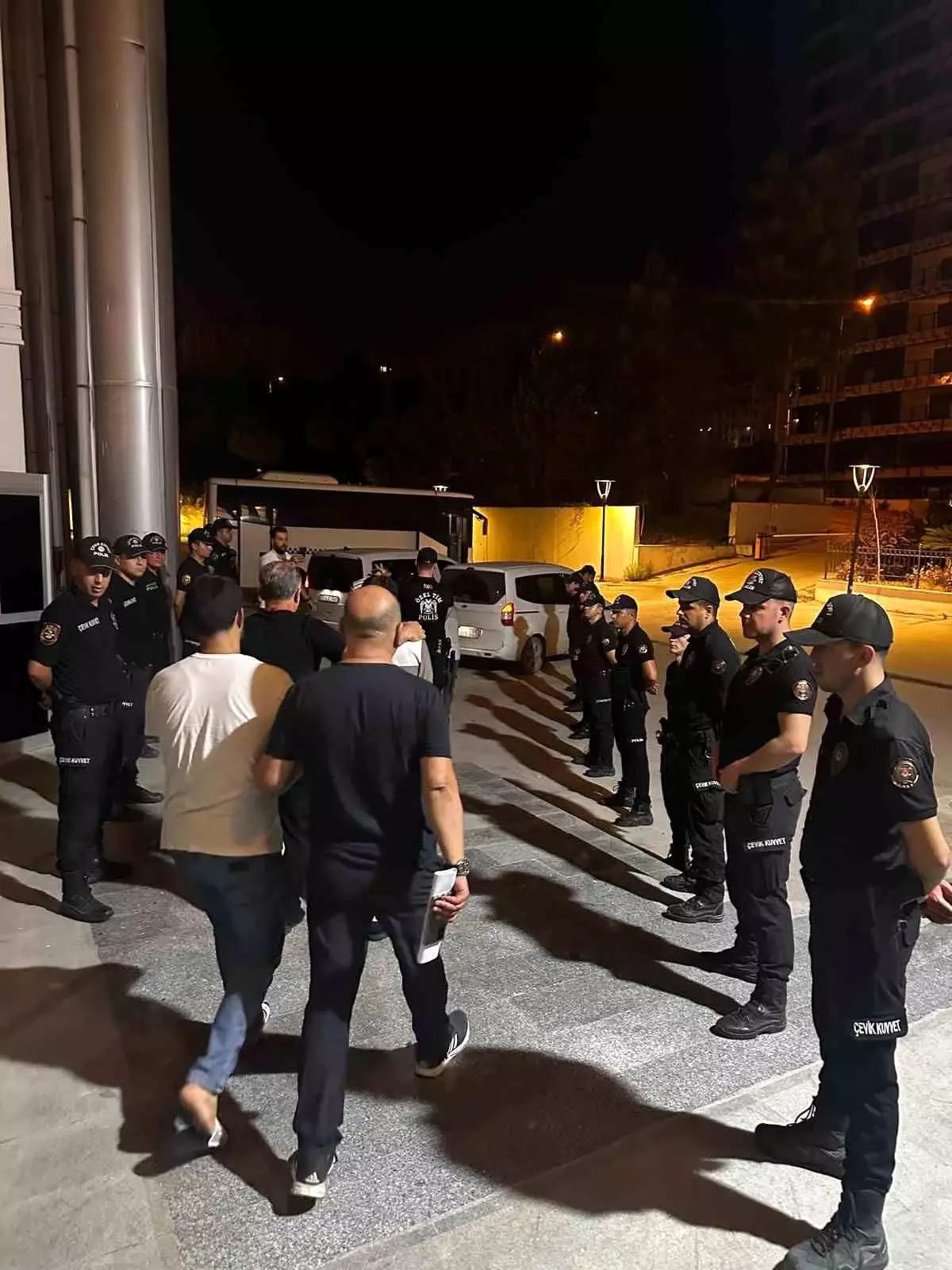 Hatay'da İnşaat İşçileri ile Vatandaşlar Arasında Kavga: 4 Tutuklama