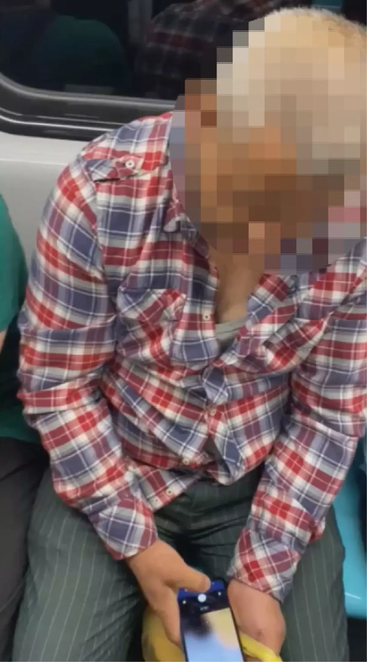 Metroda Sapıklık İddiası: Şüpheli Kadınların Görüntüsünü Çekerken Yakalandı