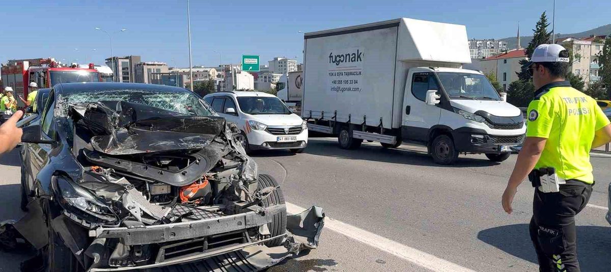 Sultanbeyli'de Tesla Lüks Otomobil Tıra Çarptı: 1 Yaralı