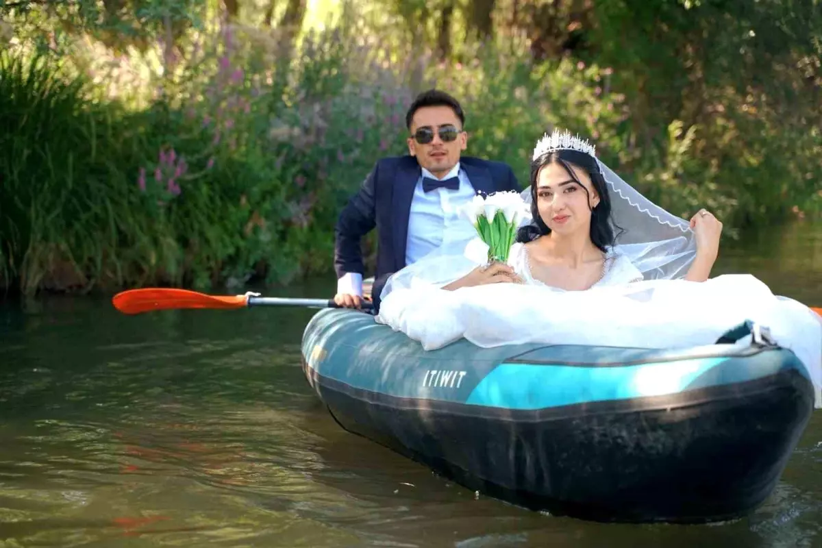Yeni Evlenen Çift Zamantı Irmağı'nda Kanoya Bindi