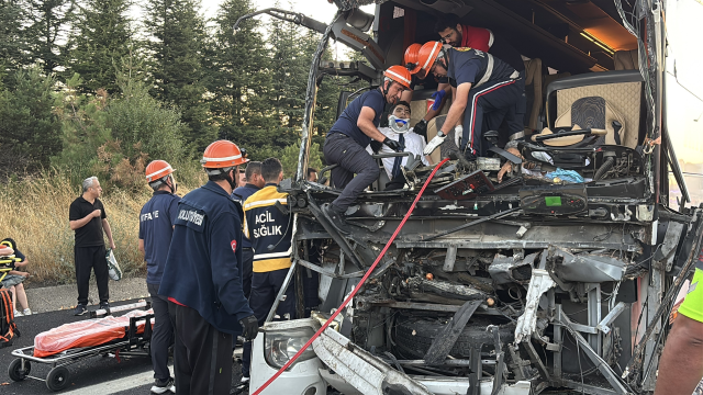 yolu otobusu sogan yuklu kamyona arkadan carpti 18937954 8779 m