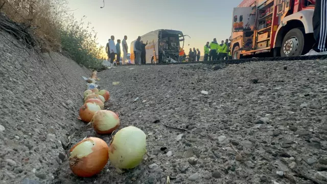 yolu otobusu sogan yuklu kamyona arkadan carpti 18937954 9311 m