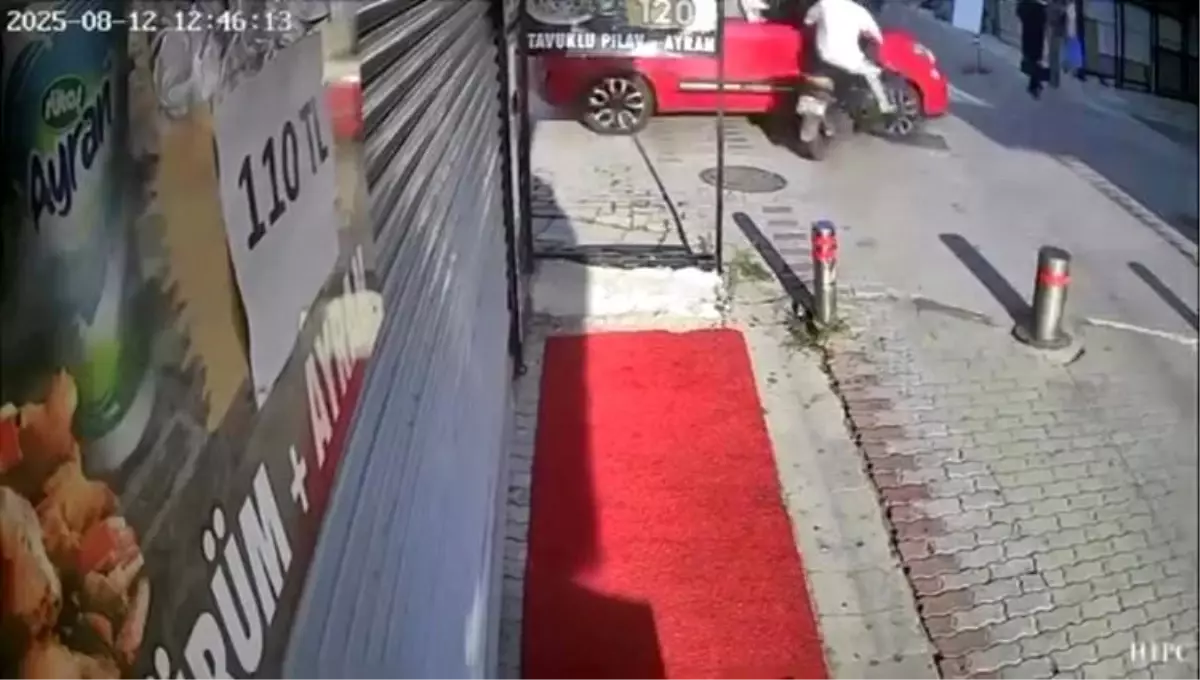 Küçükçekmece'de Motosiklet ve Otomobil Çarpıştı: Yaralılar Var