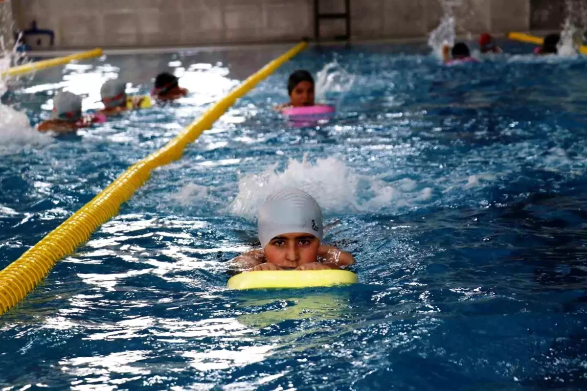 Van'da Yarı Olimpik Yüzme Havuzlarına Yoğun Talep