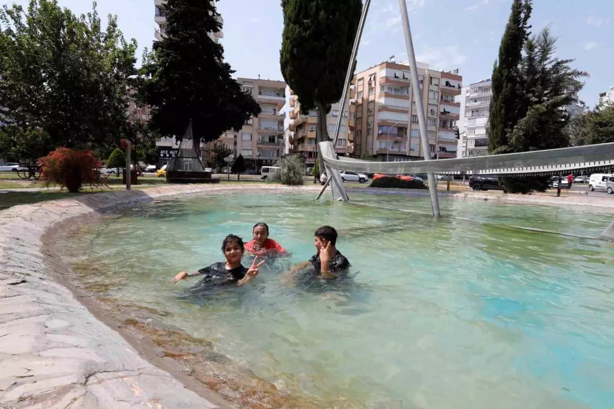 Antalya'da Sıcak Hava Çocukları Süs Havuzlarına Yönlendiriyor