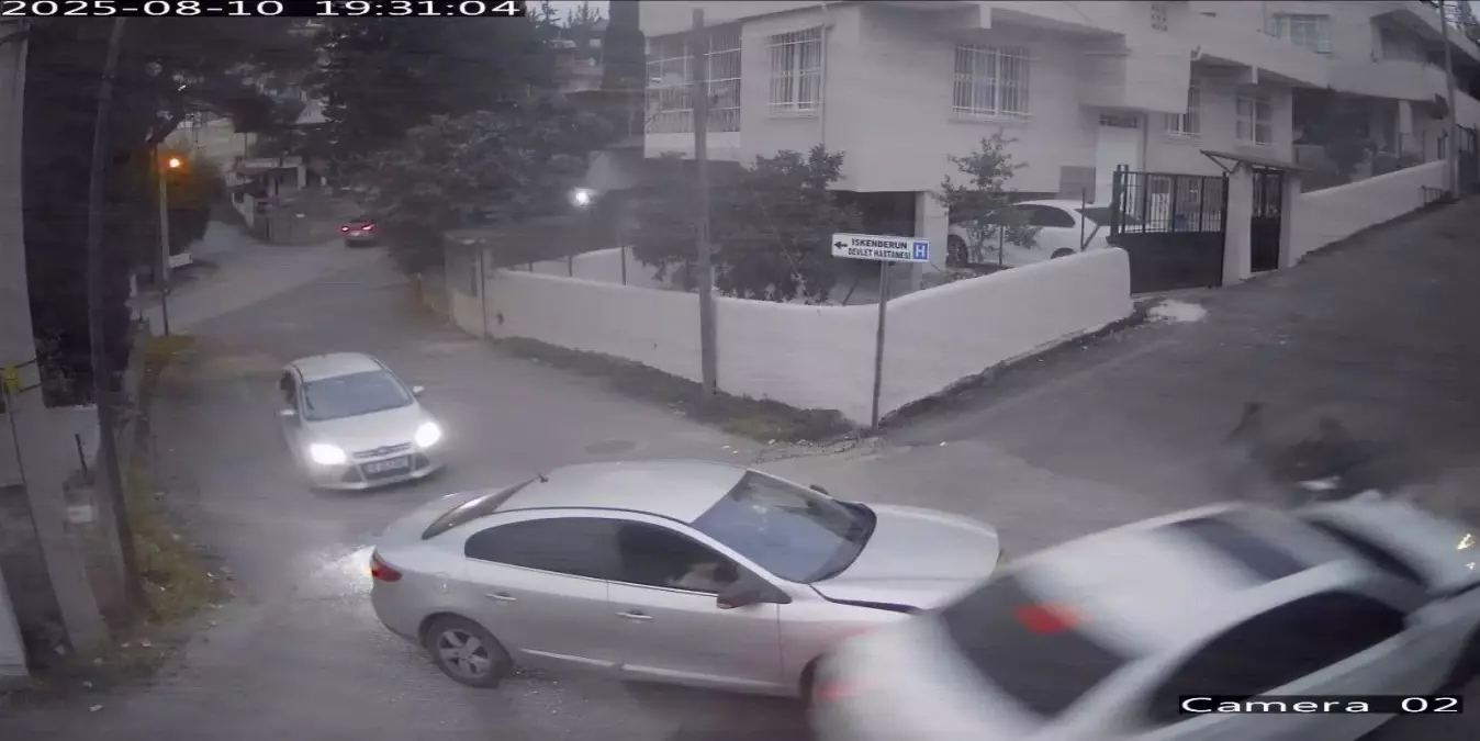 Hatay'da Ambulansı Takip Eden Otomobil Kaza Yaptı