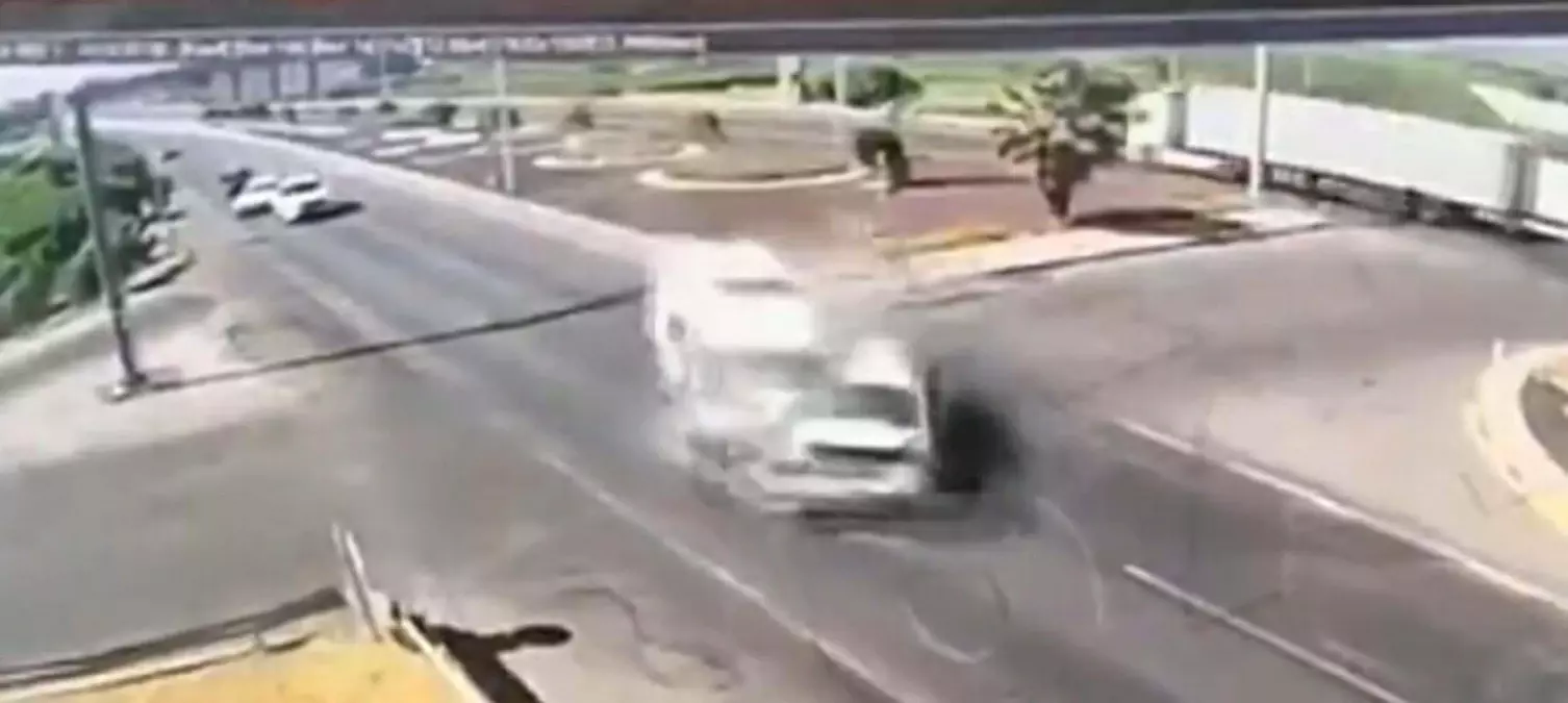 Alaşehir'de Ambulans ve Otomobil Çarpıştı: 1 Ölü, 5 Yaralı