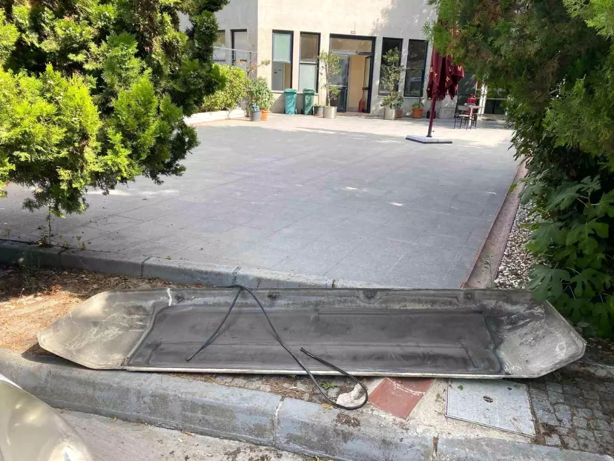 İETT Otobüsünden Uçan Havalandırma Kapağı Facianın Eşiğinden Döndü