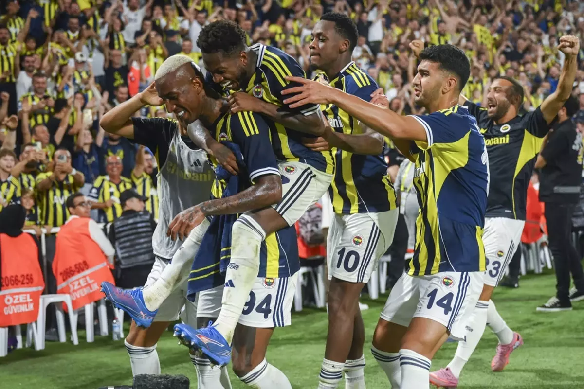 Atılan manşetleri görmeniz lazım! Bütün dünya Fenerbahçe'yi konuşuyor