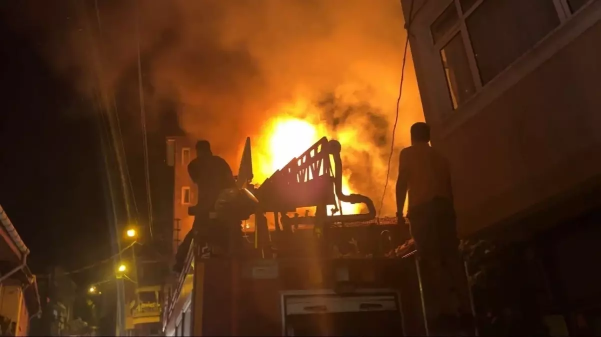 Balıkesir'de Yangın: İki Ev Kullanılamaz Hale Geldi