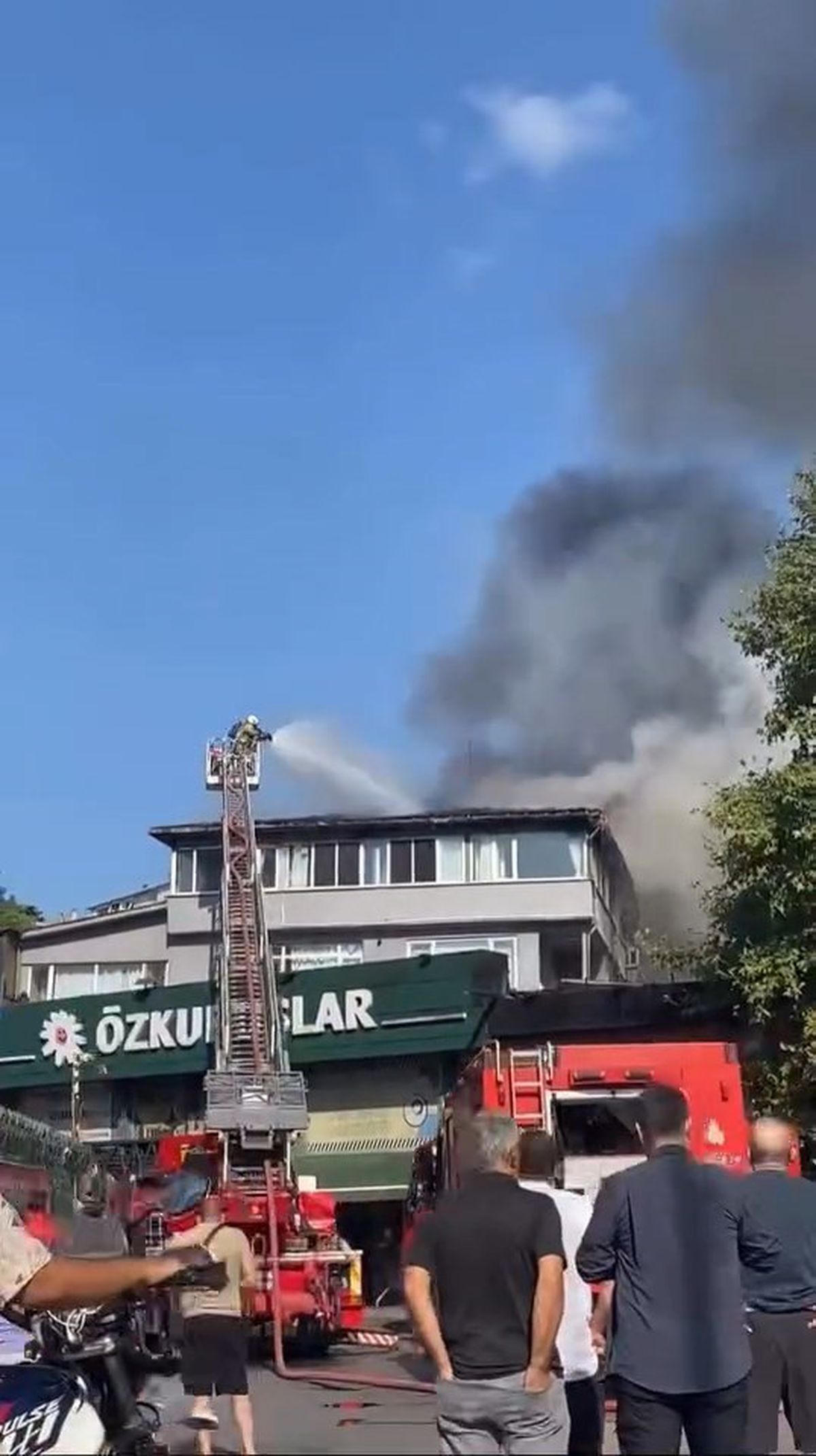 Beykoz'da 3 Katlı Binada Yangın: İtfaiye Ekipleri Hızla Müdahale Etti