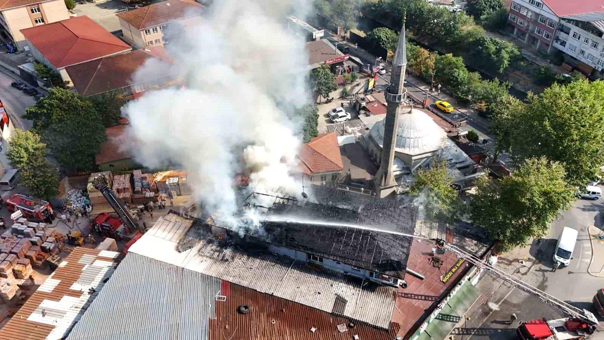İstanbul Beykoz'da 3 Katlı Binada Yangın Çıktı