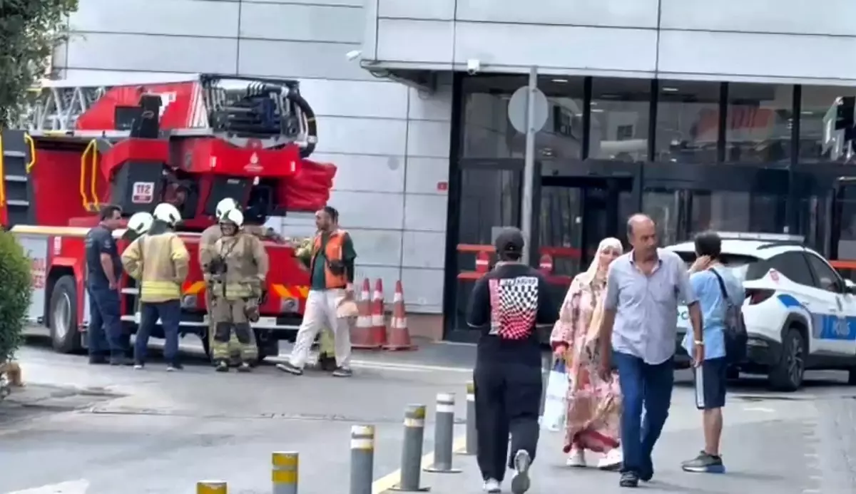 İstanbul Beylikdüzü'nde AVM'de Yangın Panik Yaratı