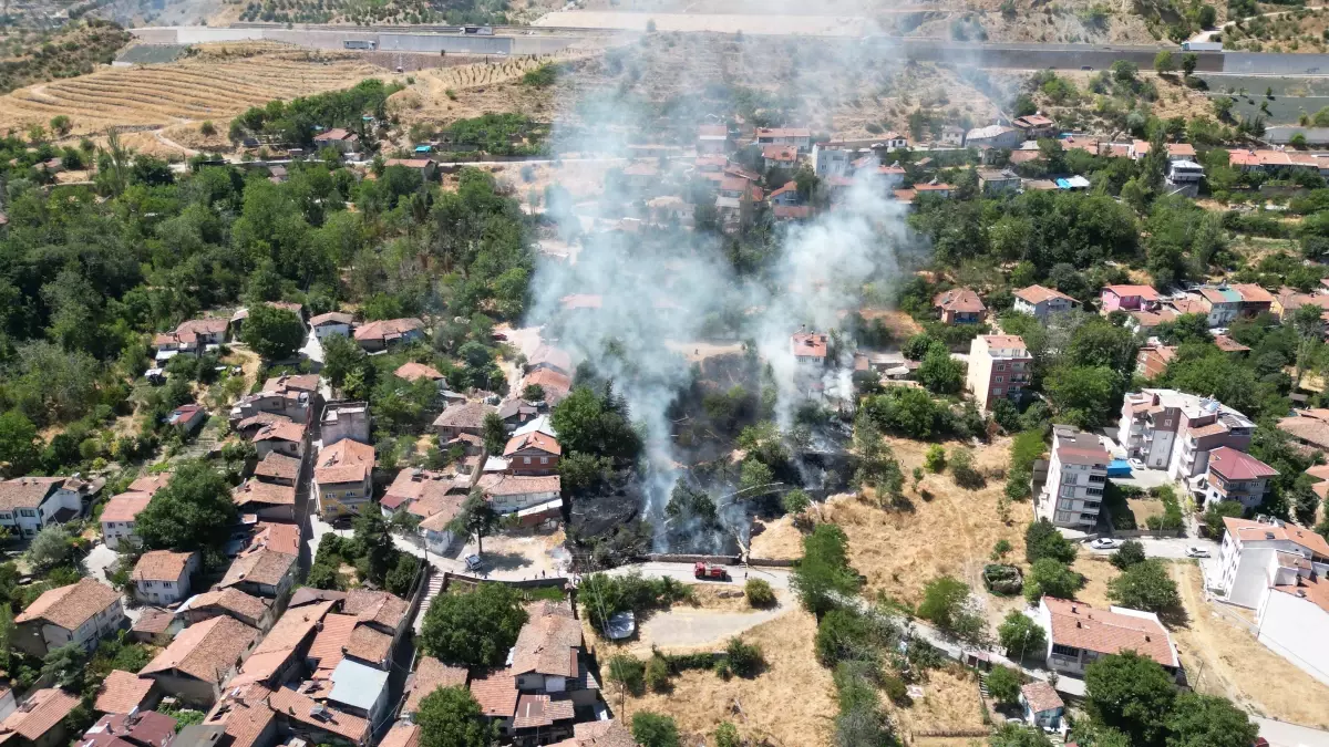 Tokat'ta Boş Arazide Yangın Çıktı, Evler Kurtarıldı