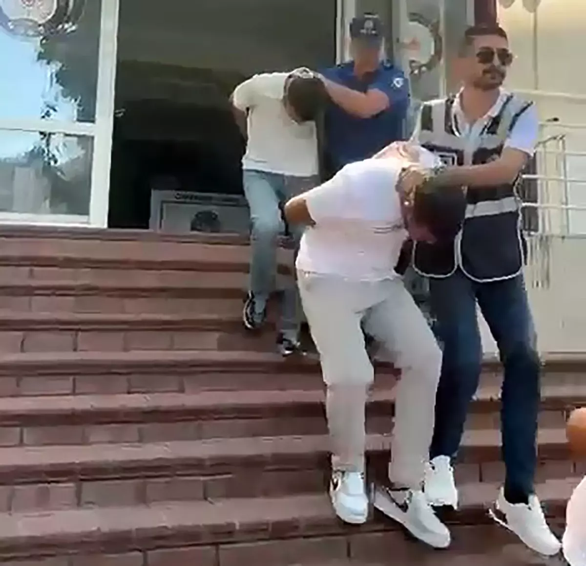 Adana'da Dolandırıcılık Olayı: Sahte Polisler 63 Gram Bilezik ve 4 Bin Doları Aldı