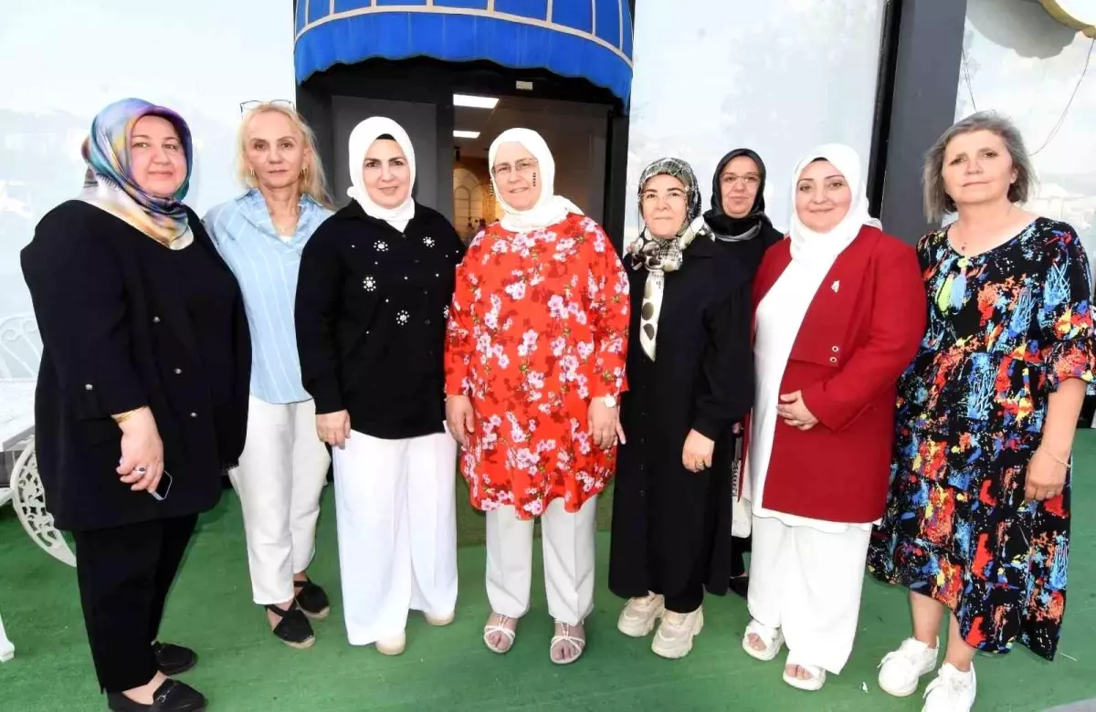 Erzurum'da Gönüllü Anneler Derneği, Hayır Çarşısı Açtı