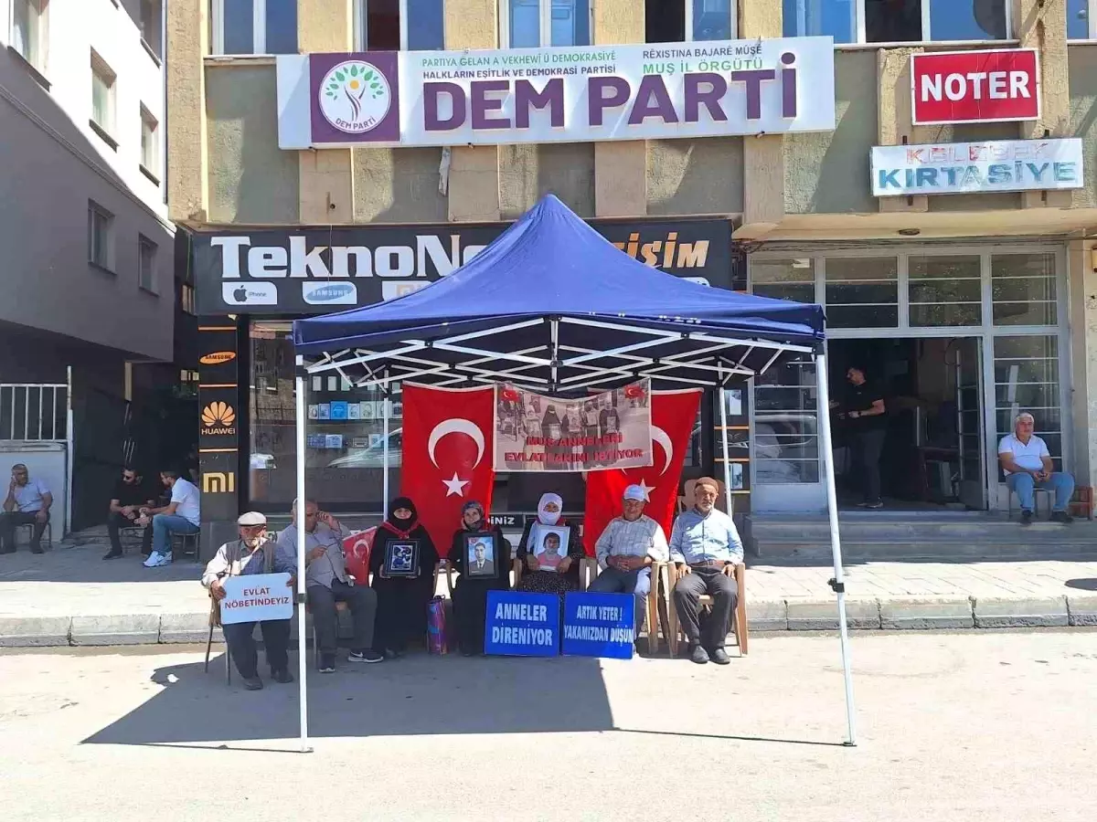 Aileler, PKK Tarafından Kaçırılan Çocuklarına Kavuşmak İçin Nöbet Tutuyor