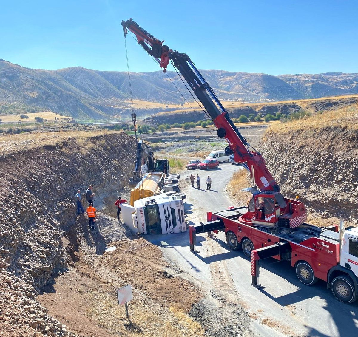 Adıyaman'da Hafriyat Yüklü Kamyon Devrildi: 1 Yaralı