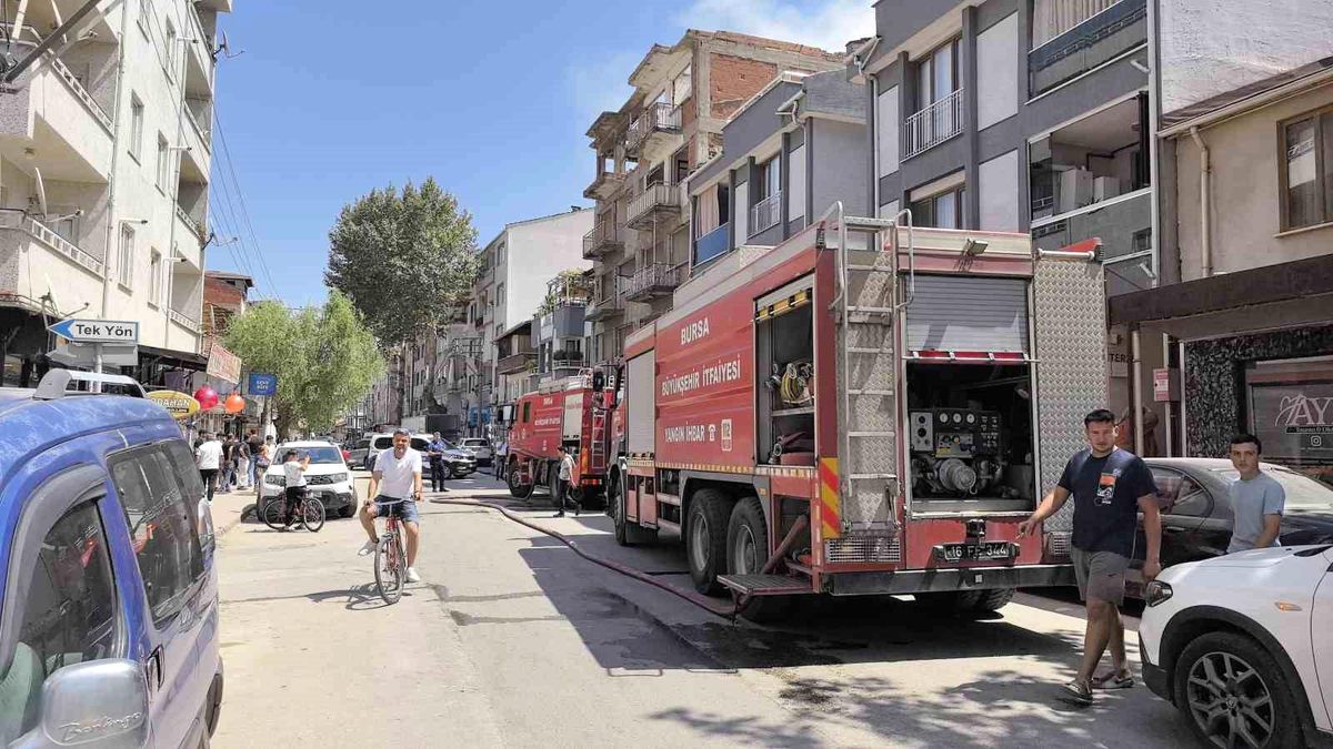 İnegöl'de Yıkım Halindeki Apartmanın Bahçesinde Yangın Çıktı