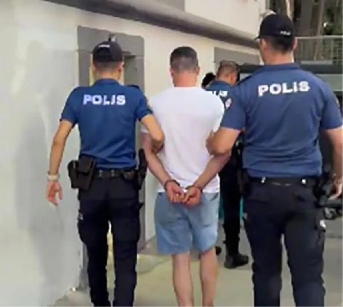 İzmir'de Aranan Şüpheli Cezaevine Gönderildi