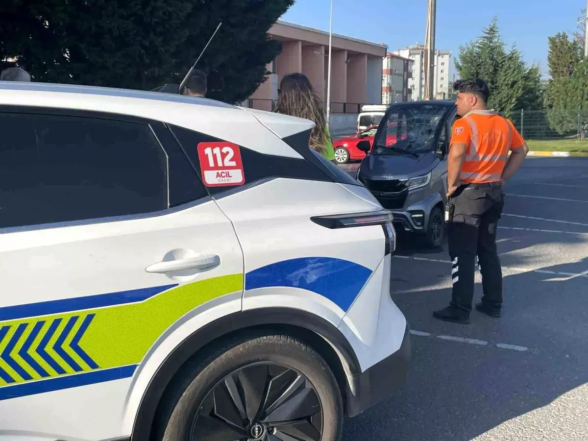 Tekirdağ'da Elektrikli Otomobil ile Scooter Çarpıştı: 3 Yaralı