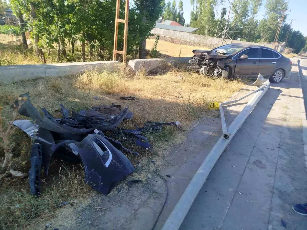 Muş'ta Direğe Çarpan Otomobilde Bir Kişi Yaralandı