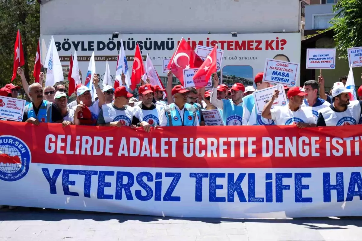 Niğde'de Memur-Sen Üyeleri Zam Teklifine Tepki Gösterdi