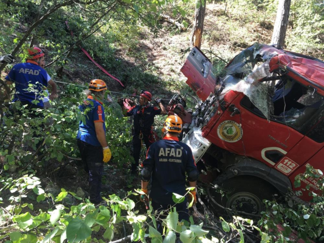 Osmaniye'de yangına müdahale eden arazöz devrildi: 1 işçi şehit Osmaniye'de yangına müdahale eden arazöz devrildi: 1 işçi şehit