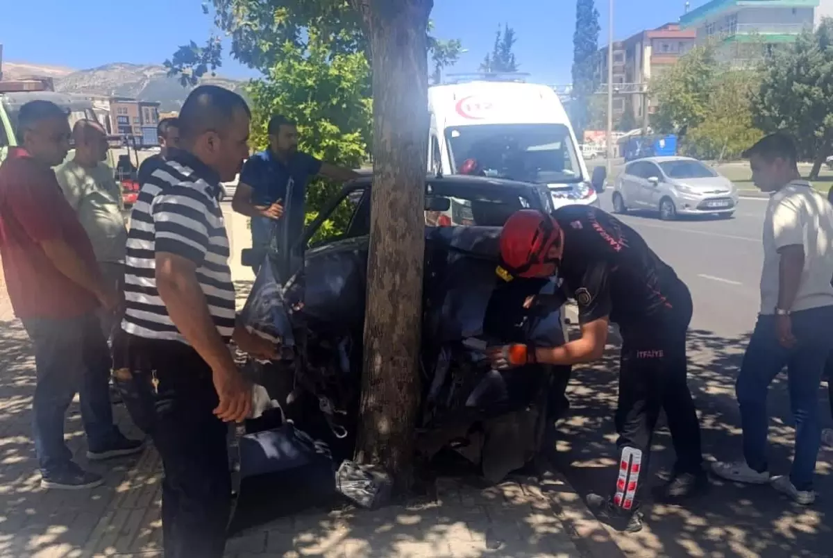 Kahramanmaraş'ta Otomobil Ağaçta Çarptı, Sürücü Yaralandı