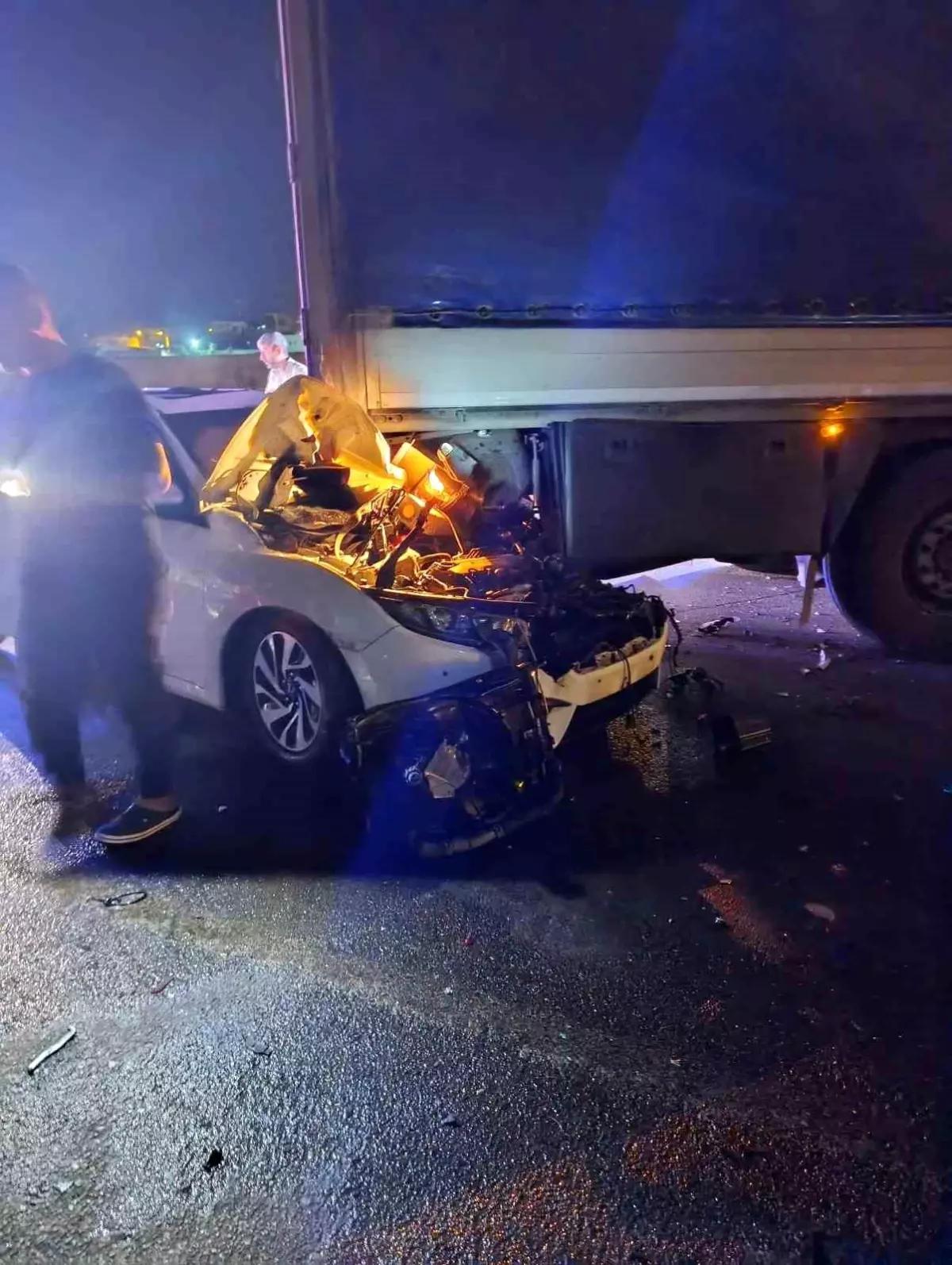 Hatay'da Park Halindeki Tıra Çarpan Otomobilde 3 Kişi Ağır Yaralandı