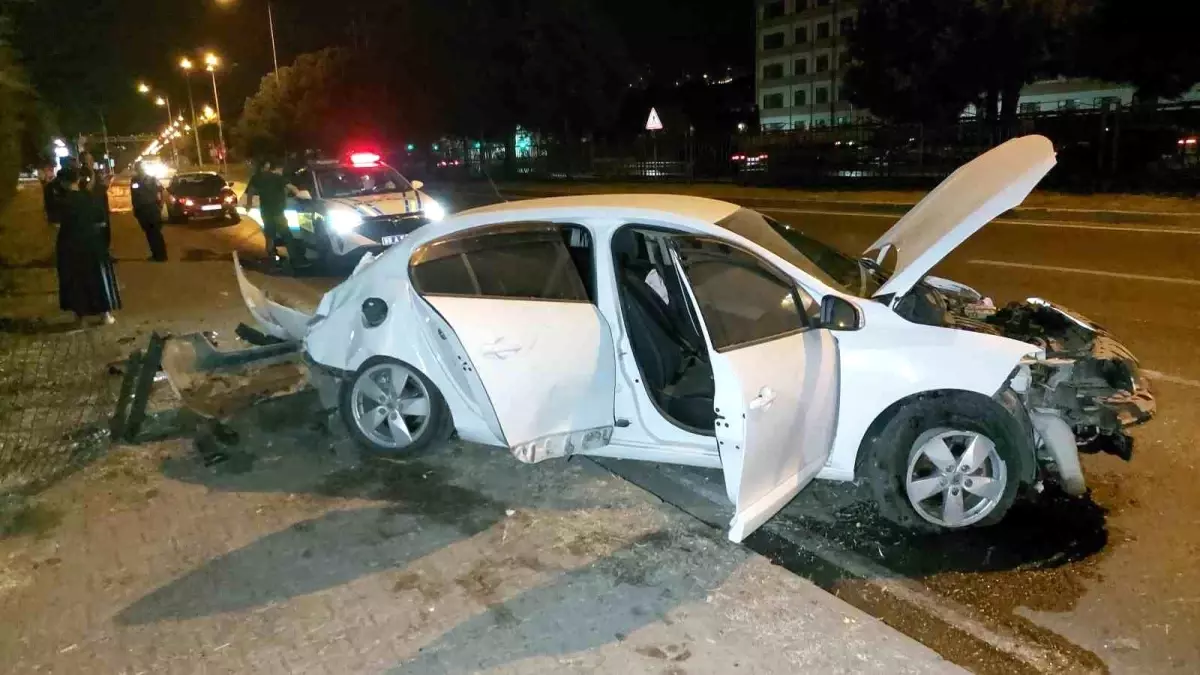 Samsun'da Otomobil Ağaçla Çarpınca 1 Kişi Yaralandı