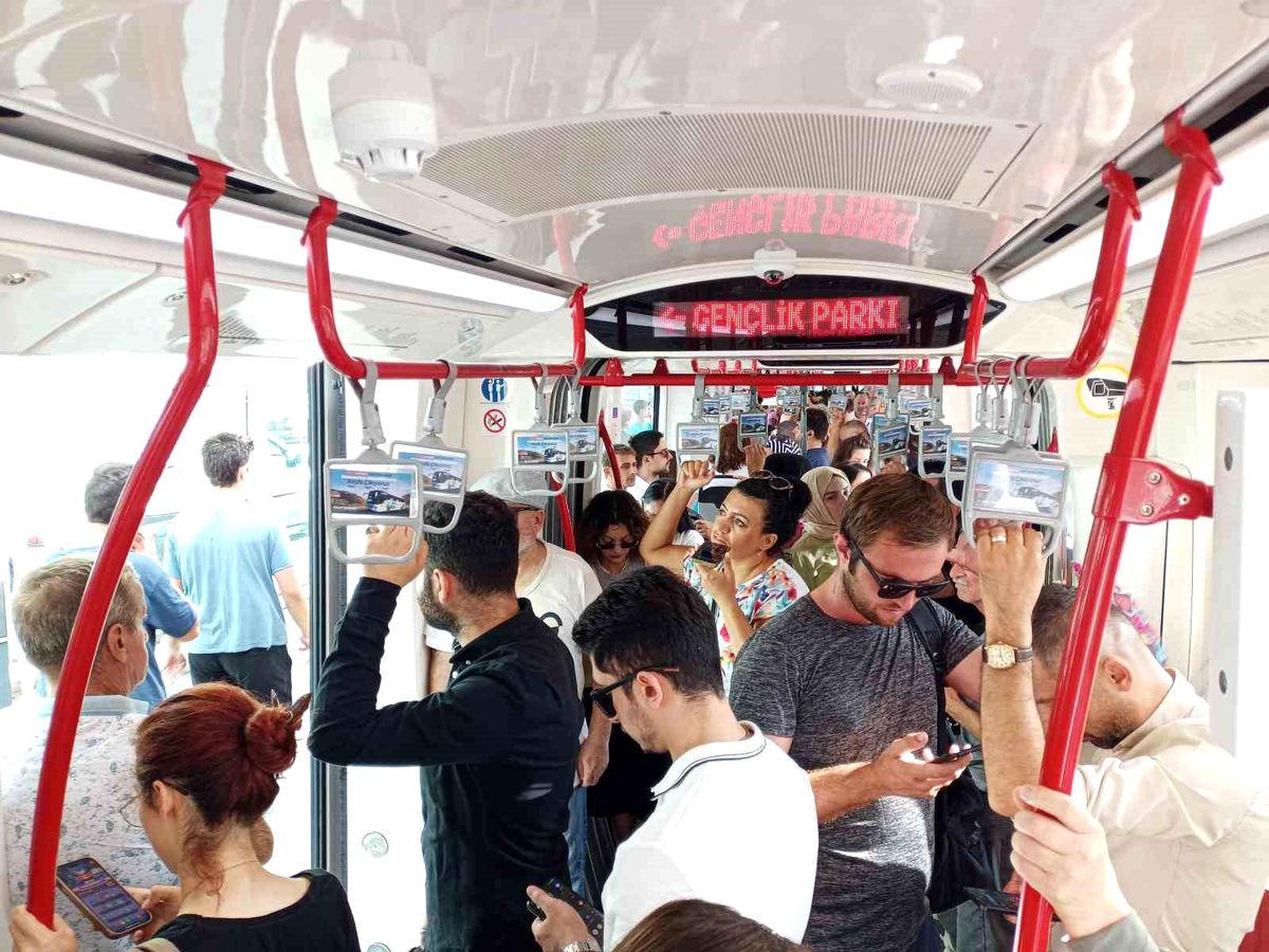 Samsun'da Tramvaylarda Klima Arızaları Vatandaşı Mağdur Ediyor