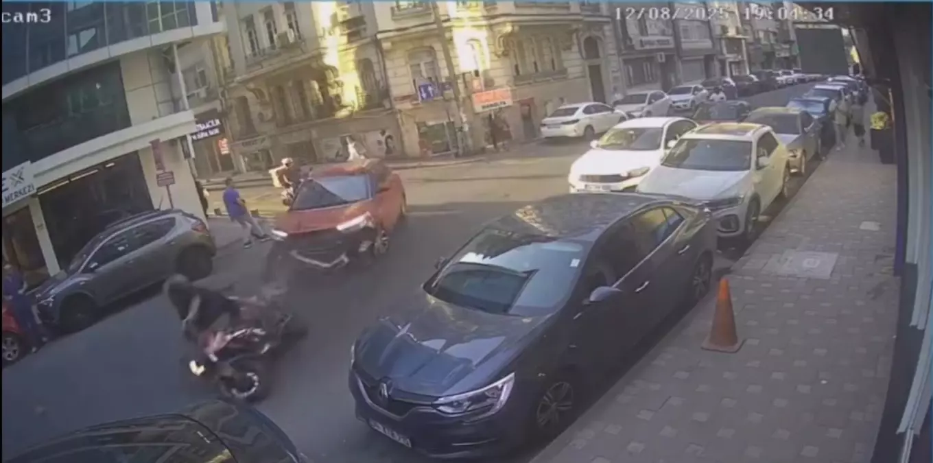 Şişli'de Otomobil Motosiklete Çarptı: Sürücü Yaralı