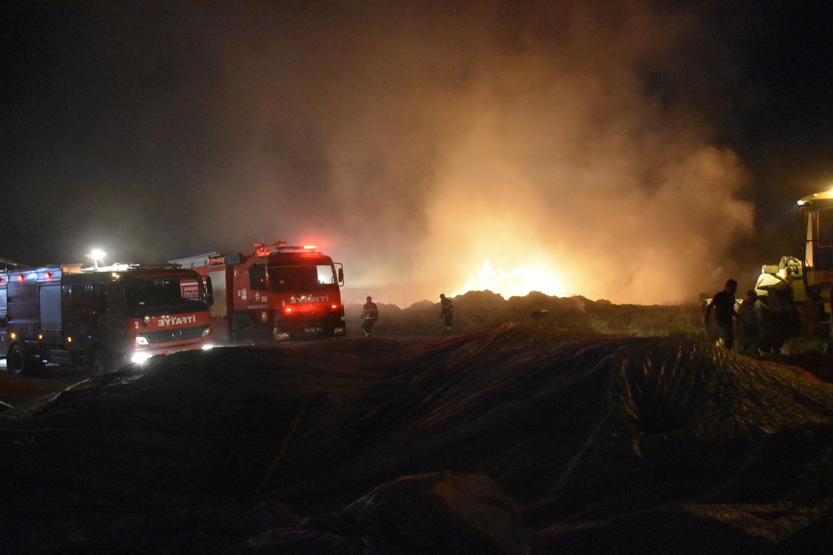 Sivas'ta Çiftlikte Yangın: 4 Traktör ve 5 Römork Yandı