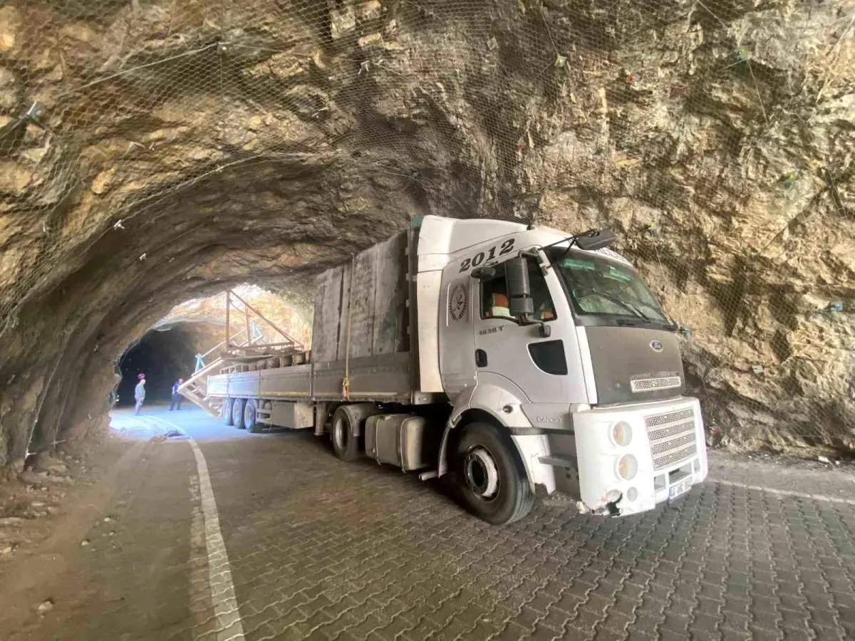 Kemaliye'de Tır Tünelde Sıkıştı, Ulaşım Kapatıldı