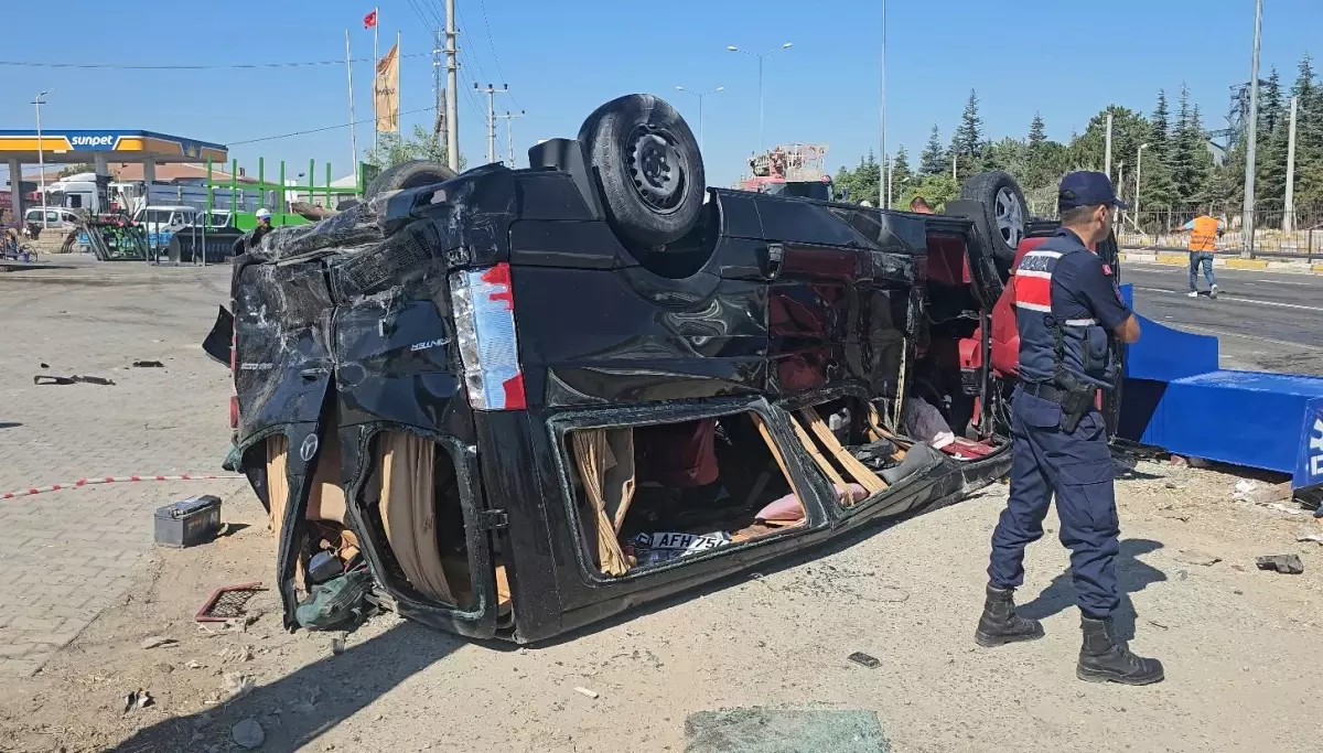 Aksaray'da Tırın Minibüslere Çarpma Kazası: 3 Yaralı