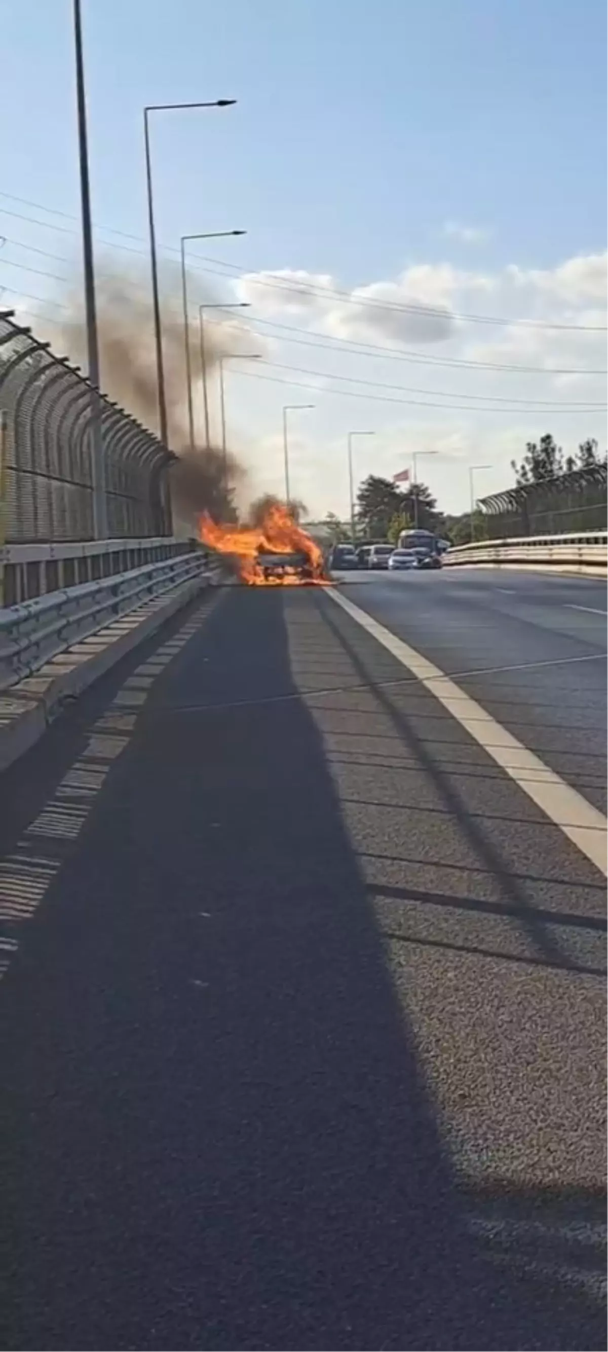 Ümraniye'de Otomobilde Yangın Çıktı
