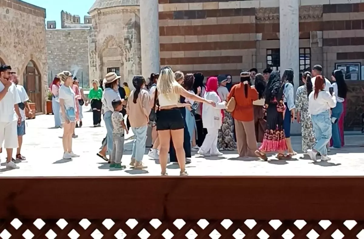Hüsrev Paşa Camii'nde Uygunsuz Kıyafetle Ziyaret Tepkileri Artıyor